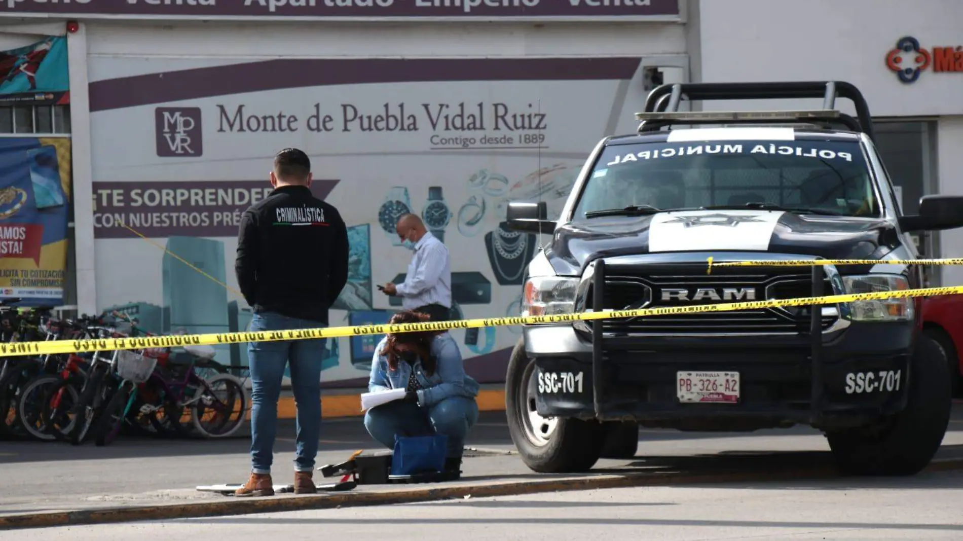 Los delincuentes, uno de ellos herido, se dieron a la fuga tras arrebatar una bolsa con una fuerte cantidad de dinero